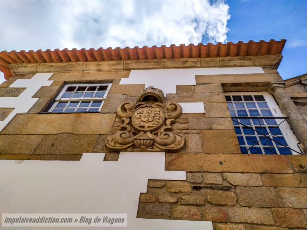 Brasão no edifício lateral da Igreja da Misericórdia