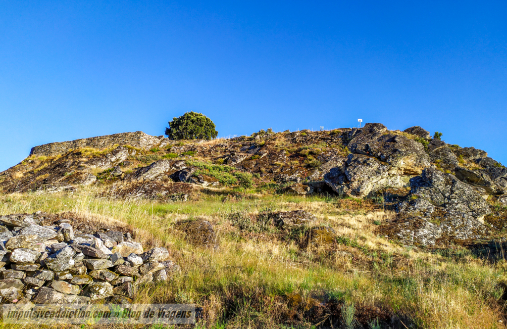 Subida ao Castro de Palheiros