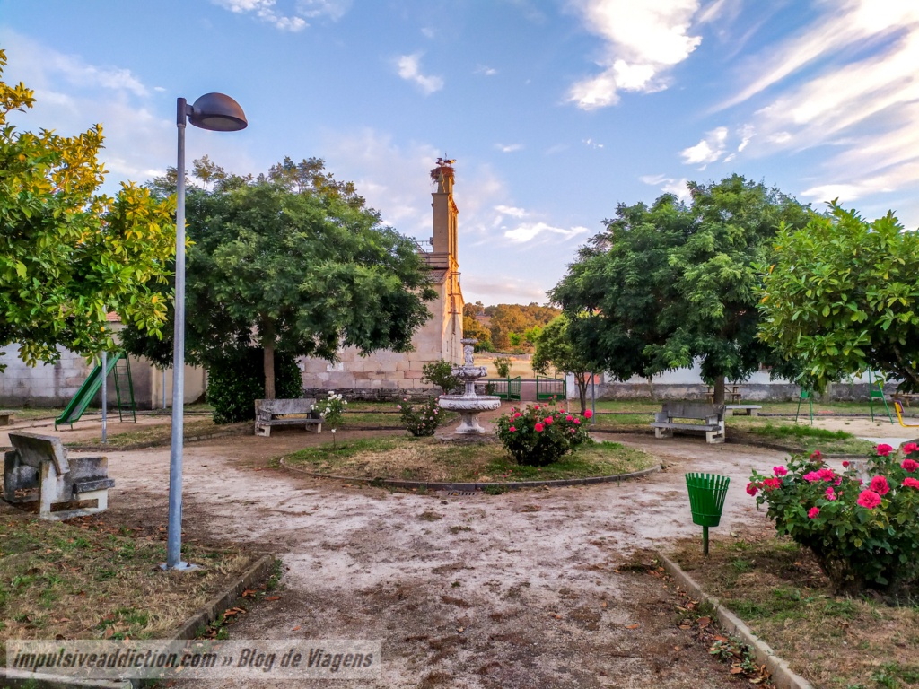 jardim da igreja de Cerezal de Peñahorcada