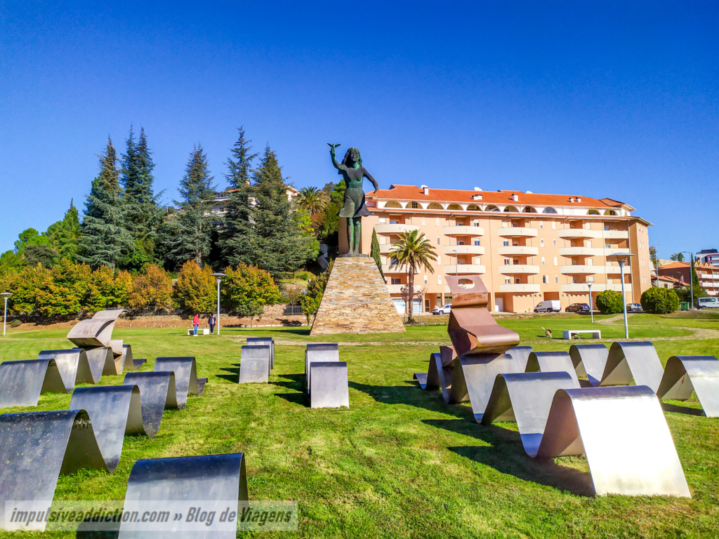 Estátua da Menina da Pomba