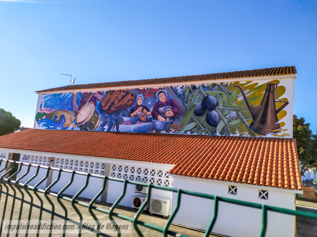 Mural no edifício da Junta de Freguesia de Mirandela