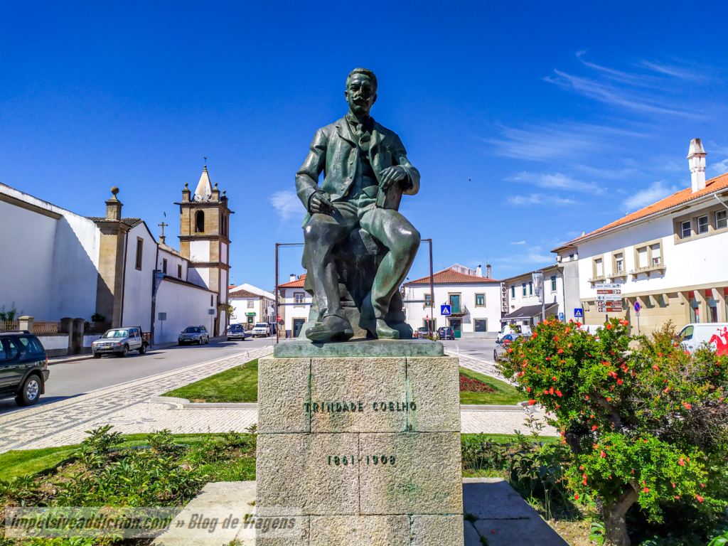 Estátua de Trindade Coelho ao visitar Mogadouro