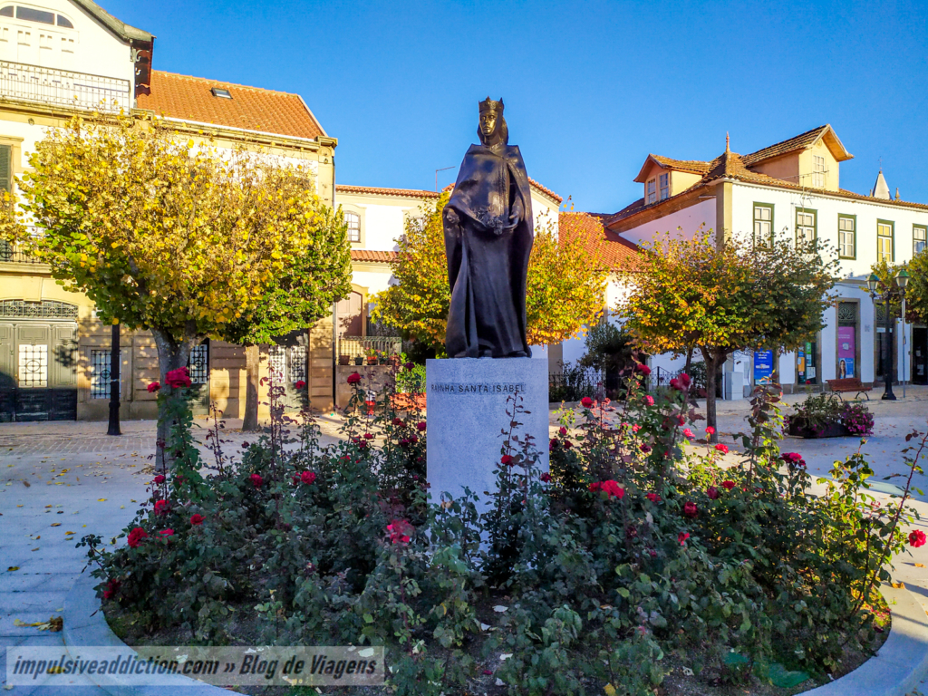 Estátua da Rainha Santa Isabel na Praça da República