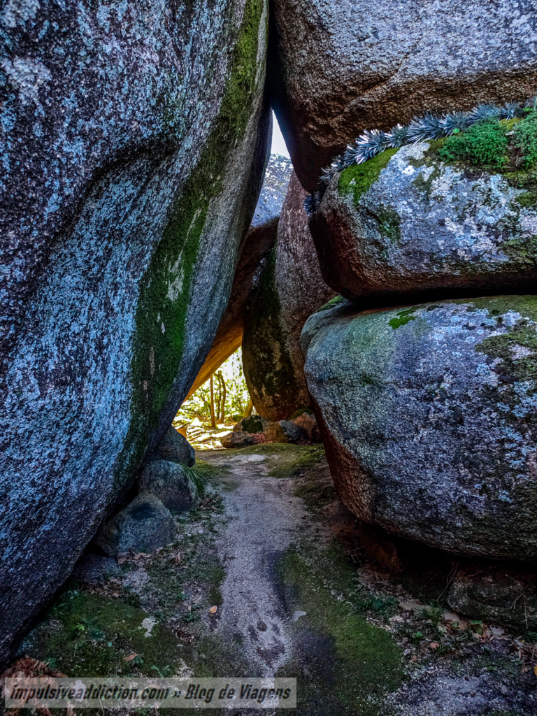 Caminho de subida ao Miradouro da Penha da Rainha
