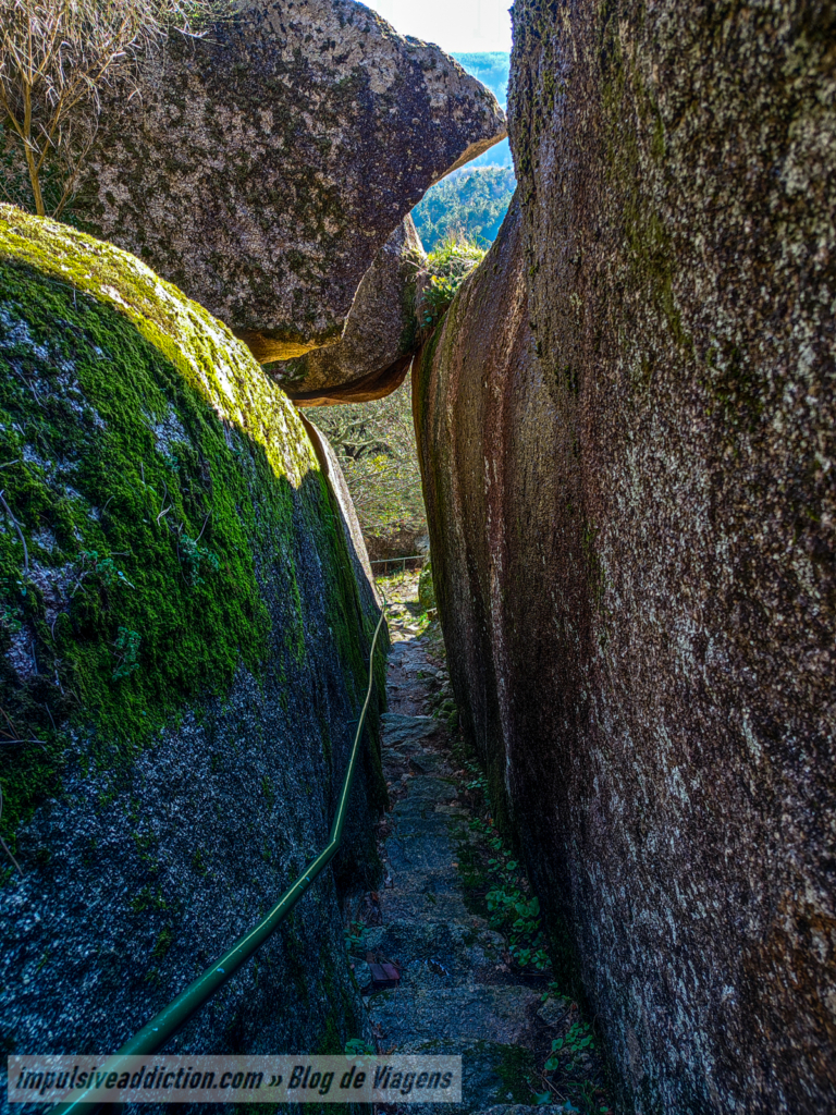 Caminho de subida ao Miradouro da Penha da Rainha