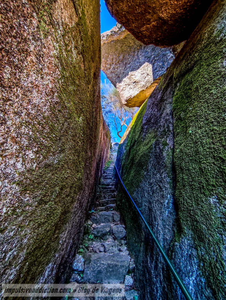 Caminho de subida ao Miradouro da Penha da Rainha