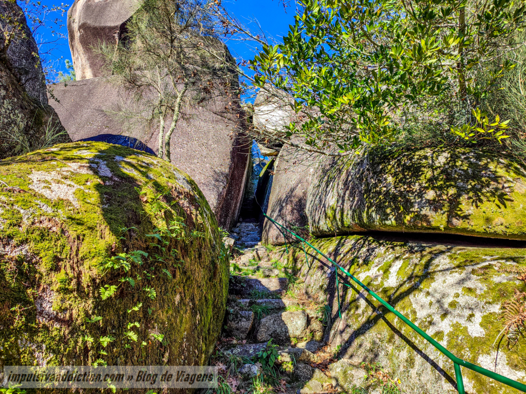 Caminho de subida ao Miradouro da Penha da Rainha