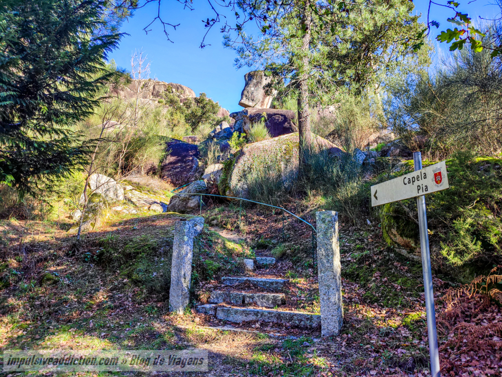 Caminho de subida ao Miradouro da Penha da Rainha