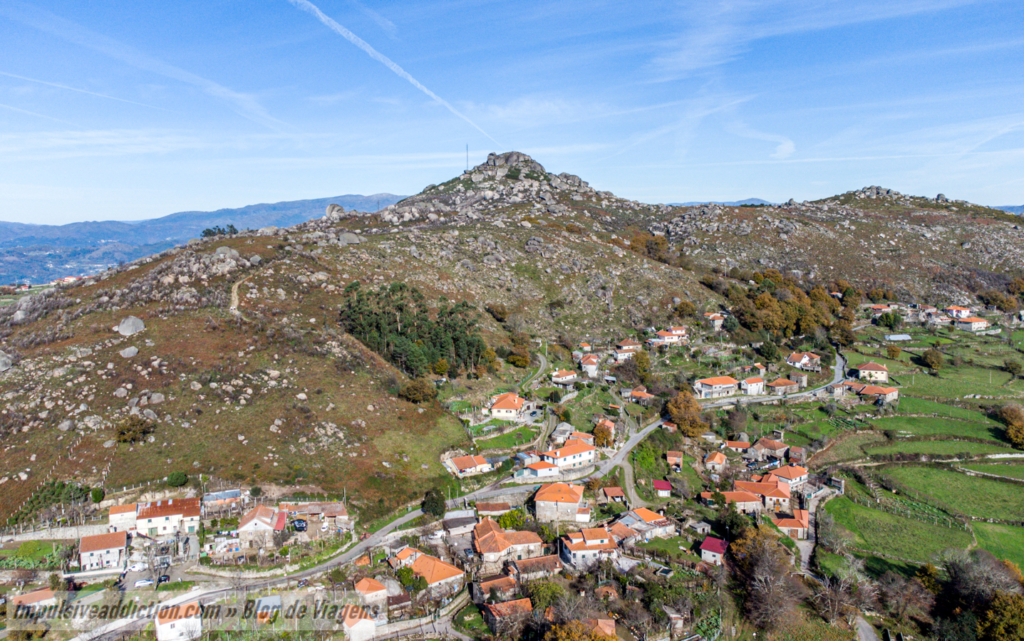 Aldeia de Casais de Vide (Castelo de Nóbrega na retaguarda)