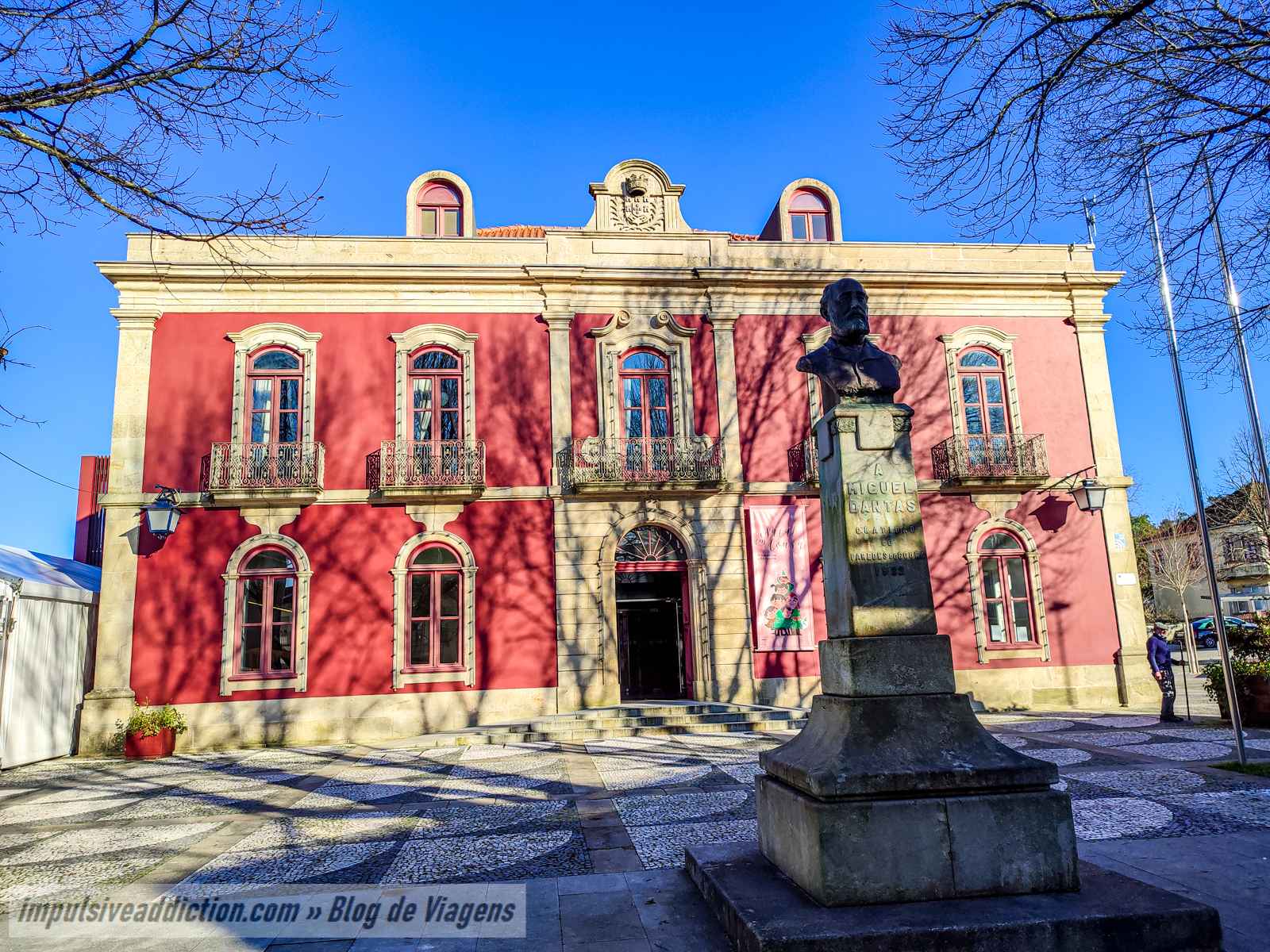 Busto de Miguel Dantas e Câmara Municipal de Paredes de Coura