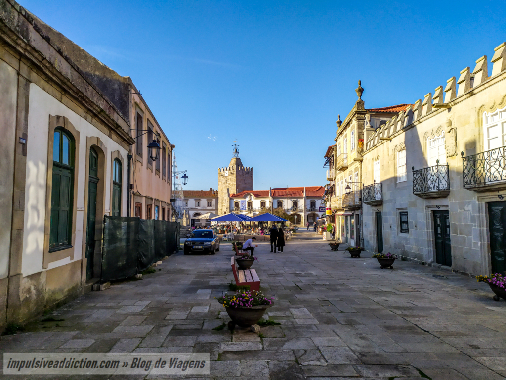 Casa dos Pitas on the right