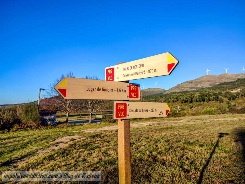 Trail signs to Grova Waterfall