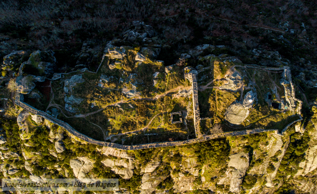 Castelo de Castro Laboreiro ao nascer do dia