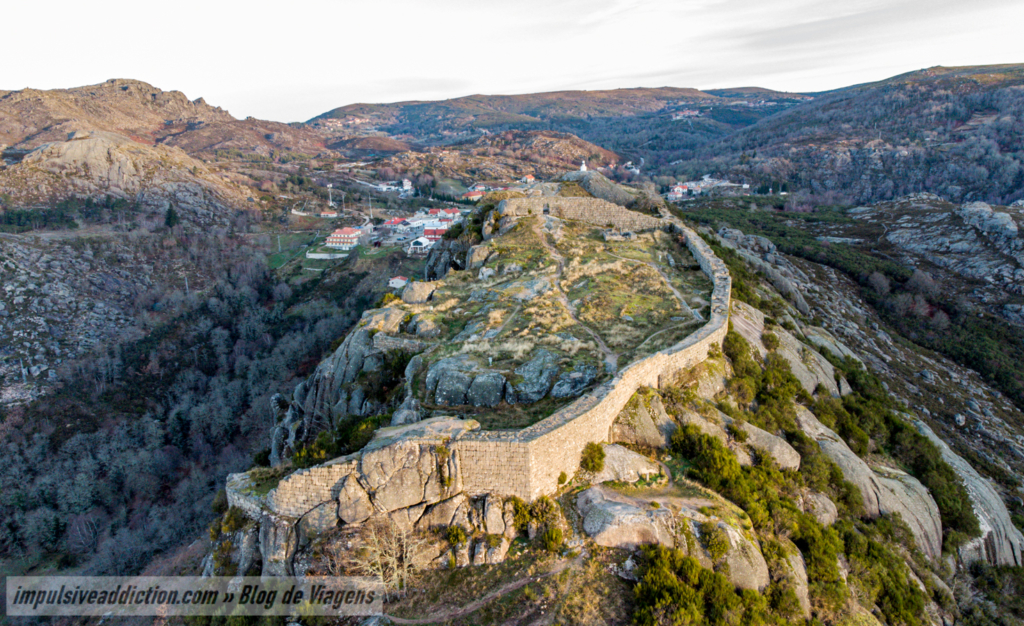 Castelo de Castro Laboreiro ao nascer do dia