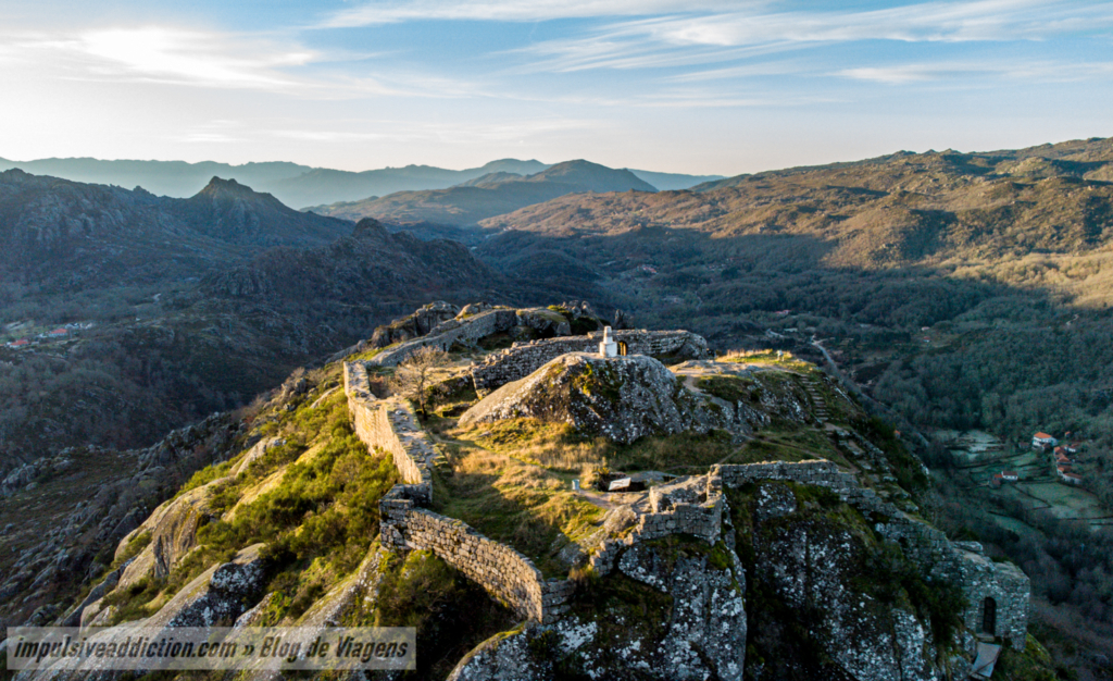 Castelo de Castro Laboreiro ao nascer do dia