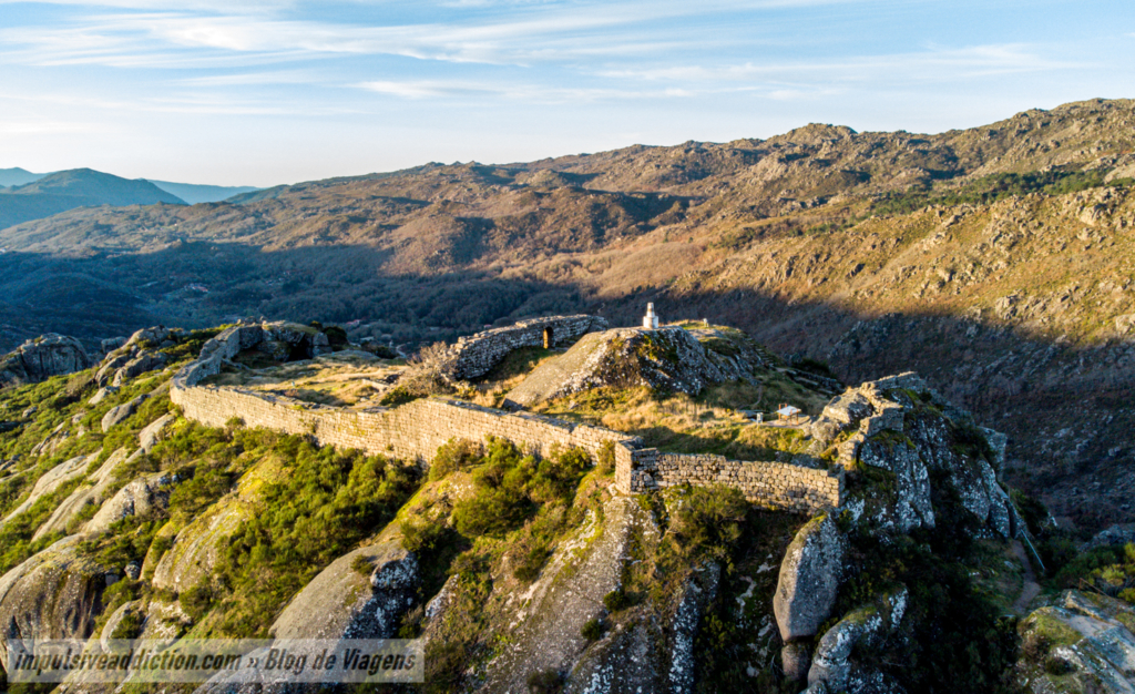 Castelo de Castro Laboreiro ao nascer do dia