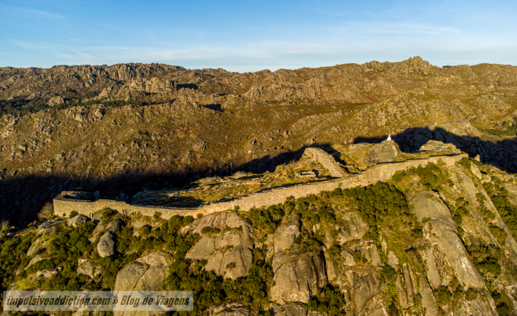 Castelo de Castro Laboreiro ao nascer do dia