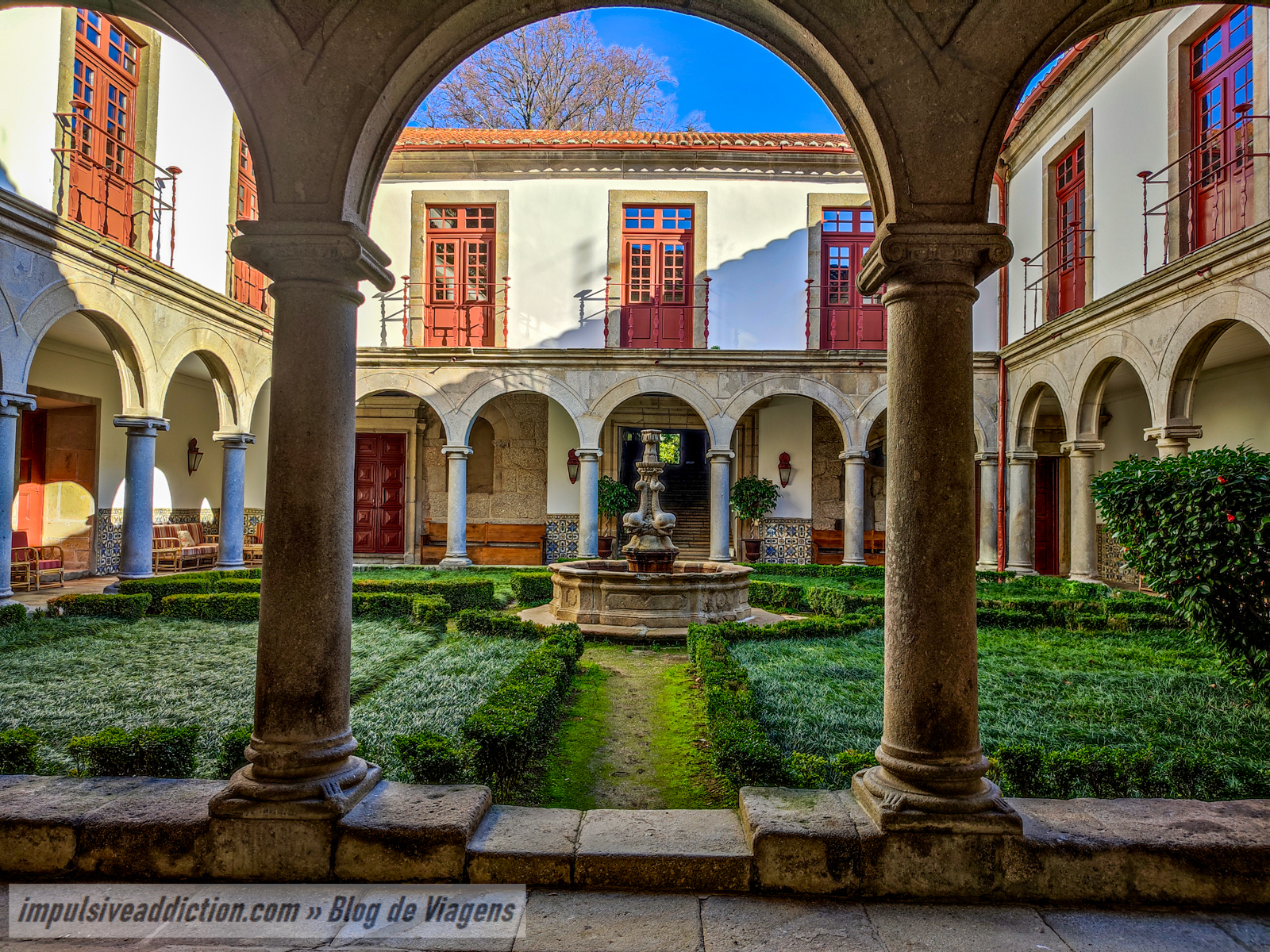 Claustro do Convento de Santa Marinha da Costa