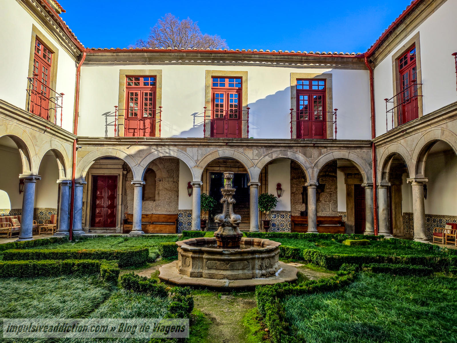 Claustro do Convento de Santa Marinha da Costa
