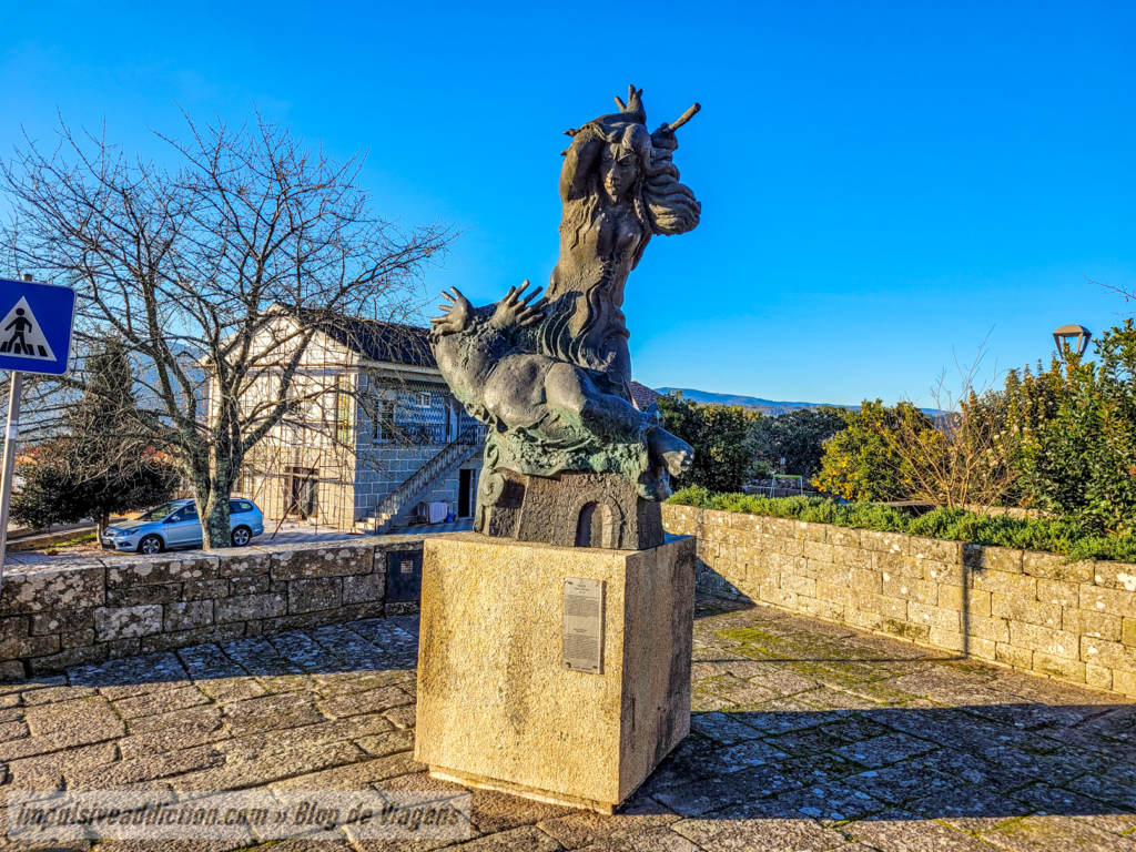 Estátua de Inês Negra ao visitar Melgaço