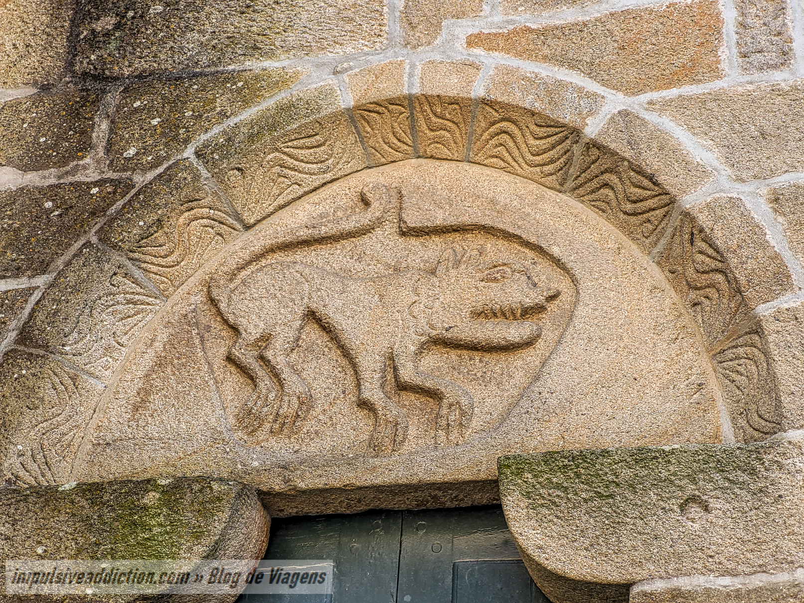 Gravação no pórtico lateral da Igreja Matriz de Melgaço