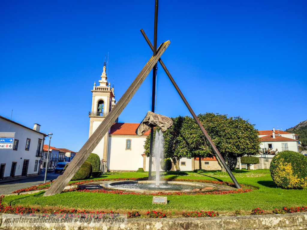 Jardim do Auditório Municipal, com Igreja Matriz na retaguarda