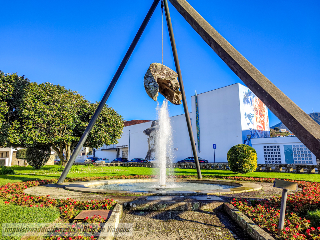 Jardim do Auditório Municipal, com cineteatro na retaguarda
