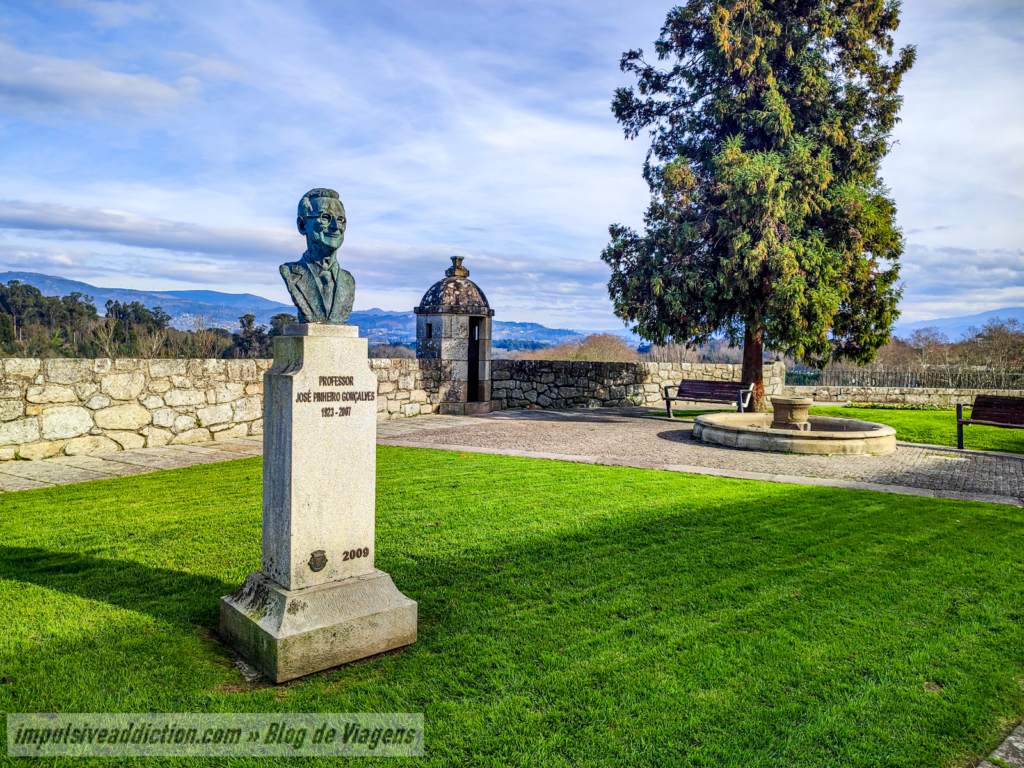Busto do professor José Gonçalves junto das Muralhas