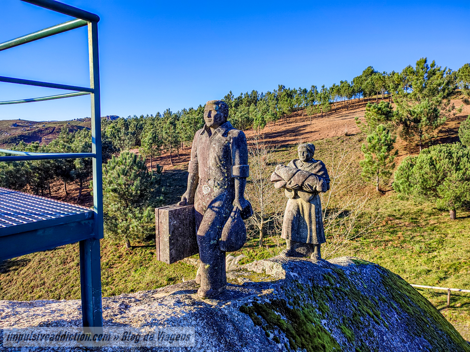 Monumento aos Emigrantes sobre os Penedos da Moura