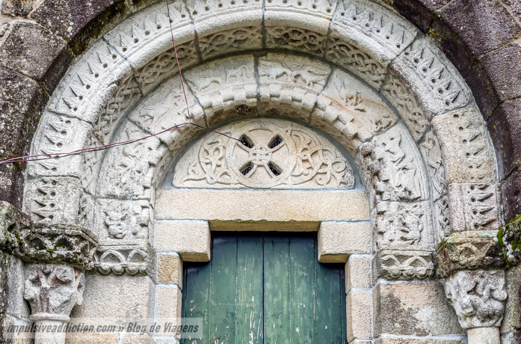 Tímpano da Igreja do Mosteiro de Arnoso