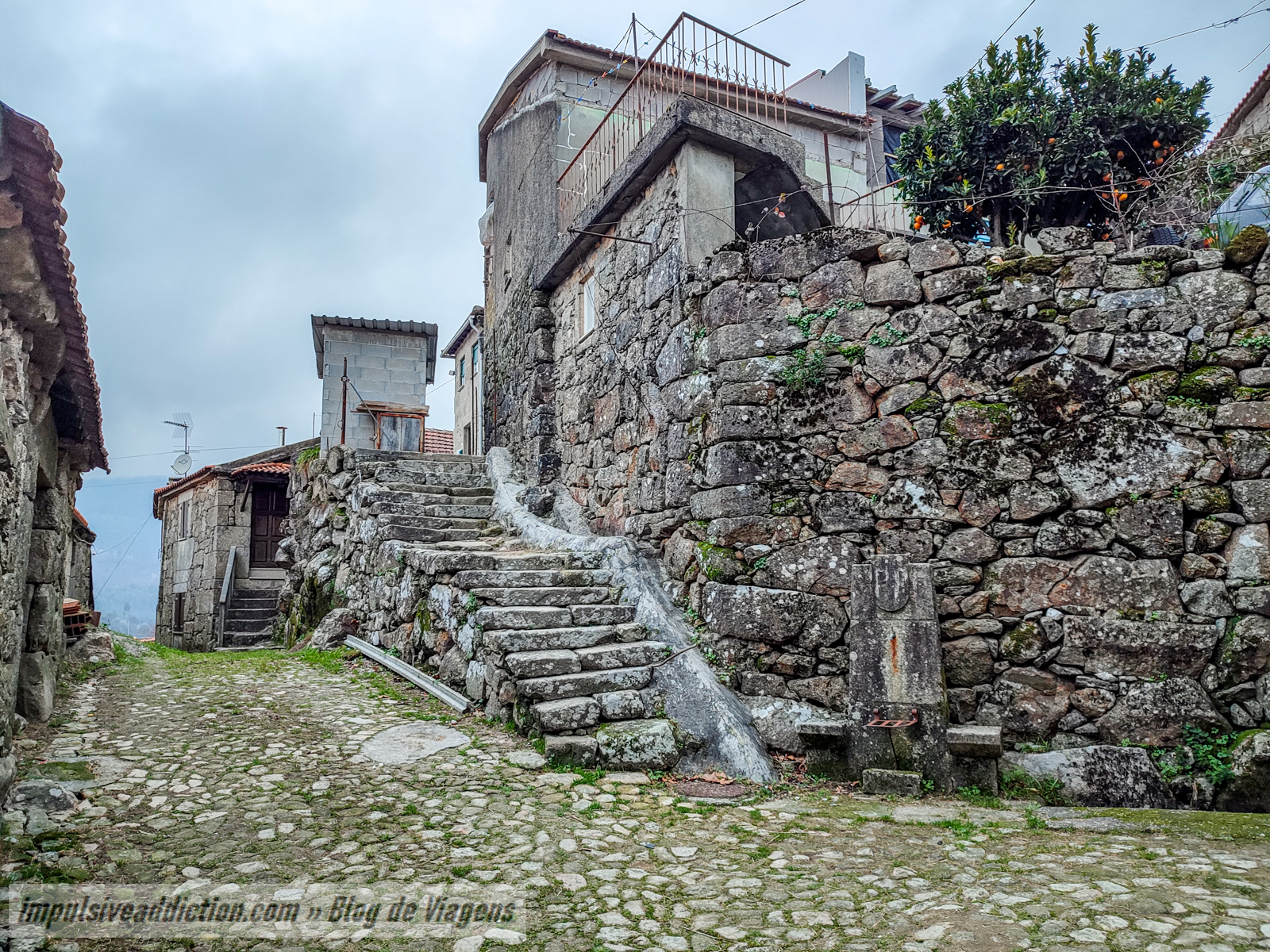 Aldeia de Agra em plena Serra da Cabreira