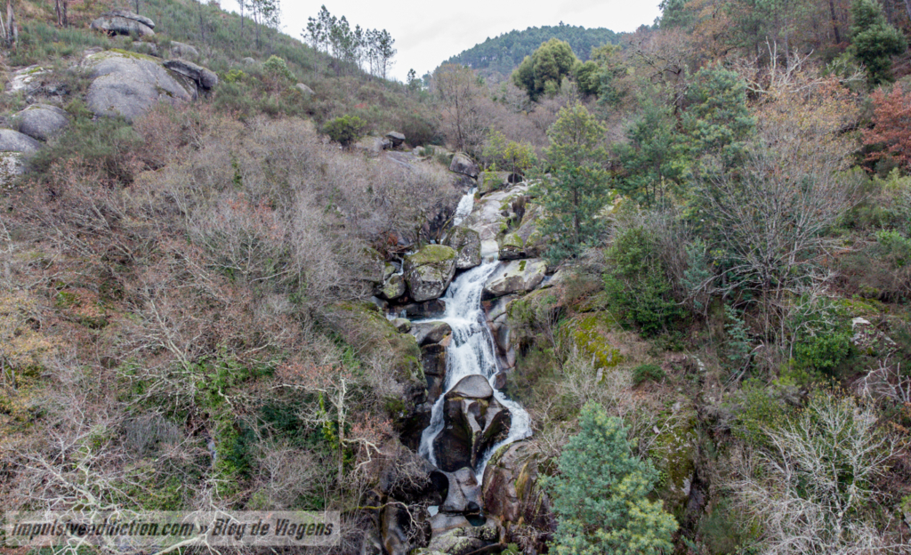 Cascata da Candosa ao visitar a Serra da Cabreira