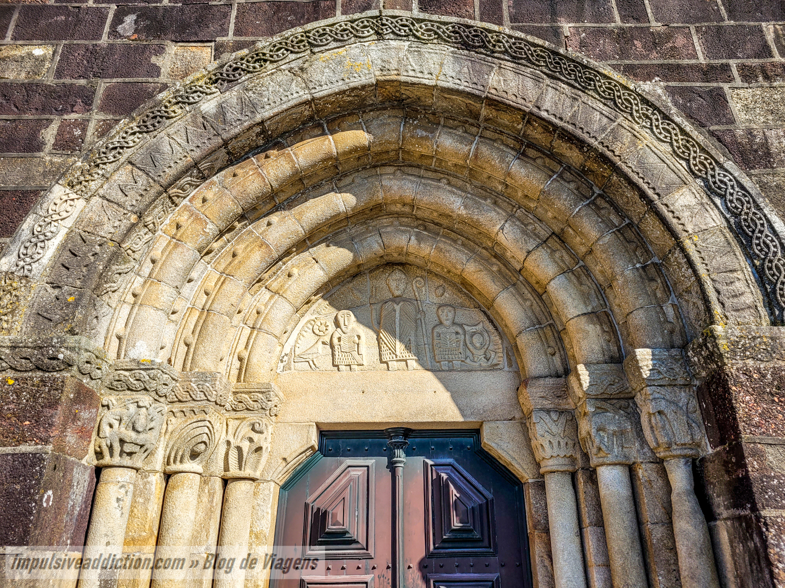 Tímpano românico da Igreja de São Cristóvão de Rio Mau