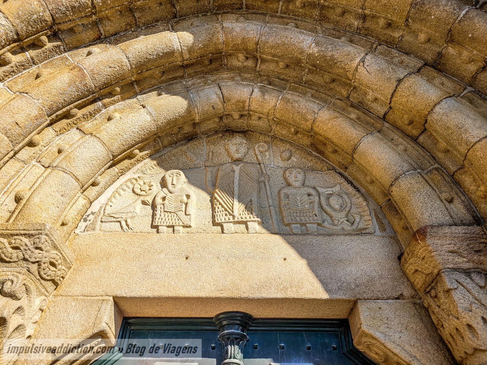 Tímpano românico da Igreja de São Cristóvão de Rio Mau