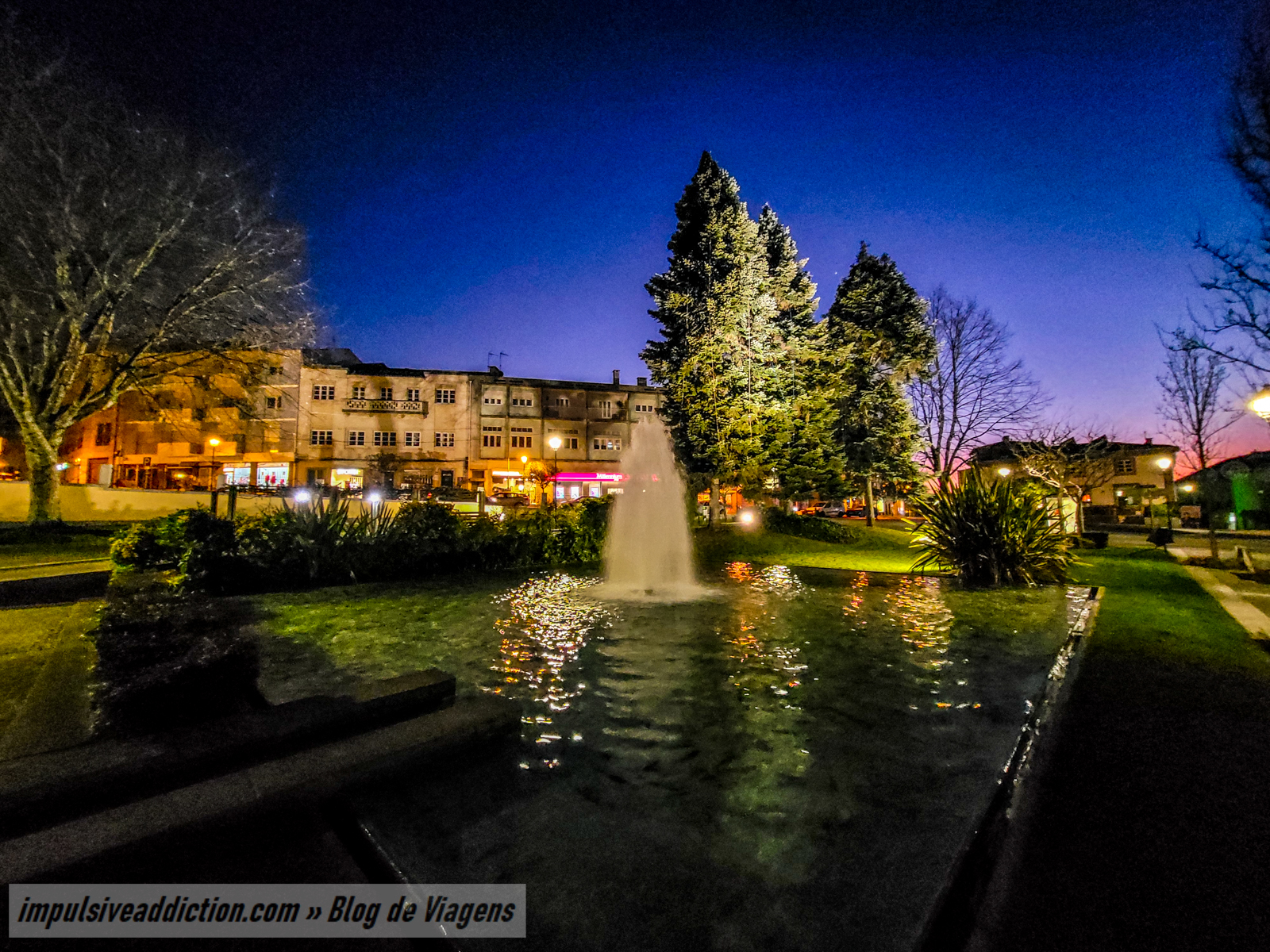 Parque da Praça 25 de Abril à noite