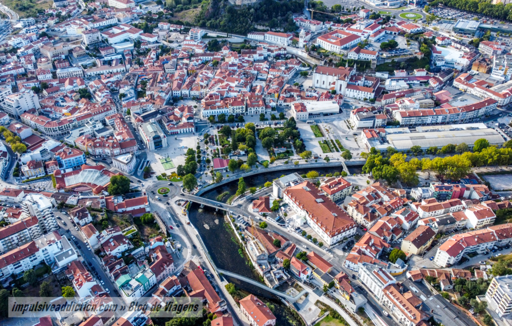 Jardim Luís de Camões, ao centro da fotografia