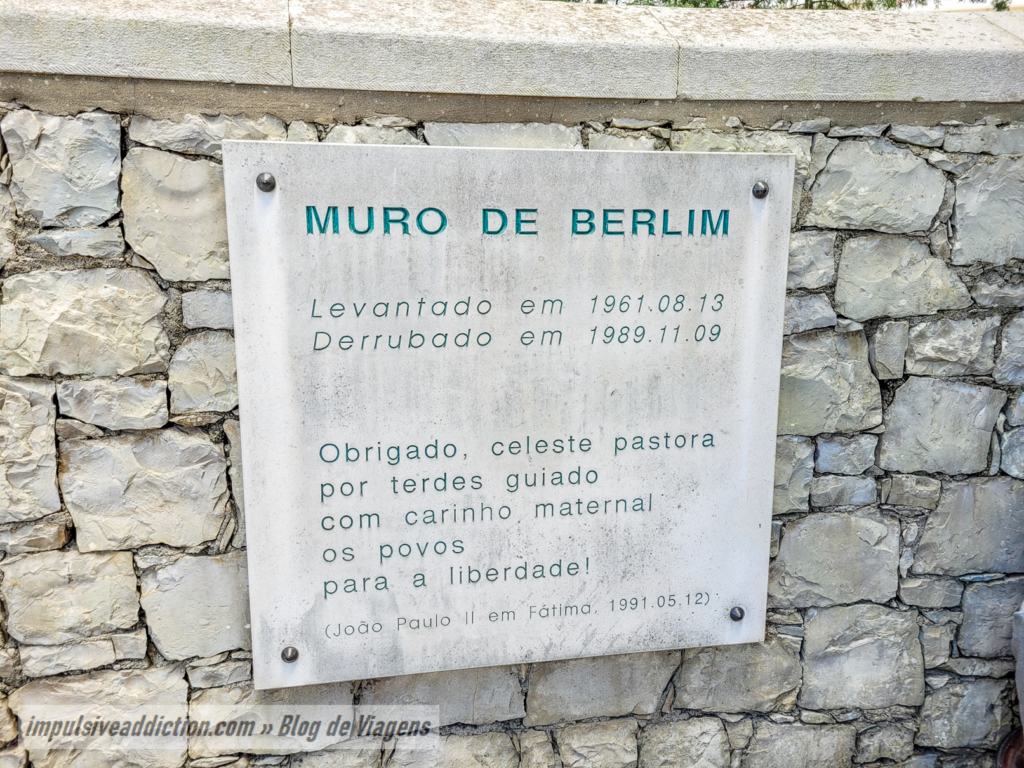 Description next to the Fragment of the Berlin Wall, in Fátima