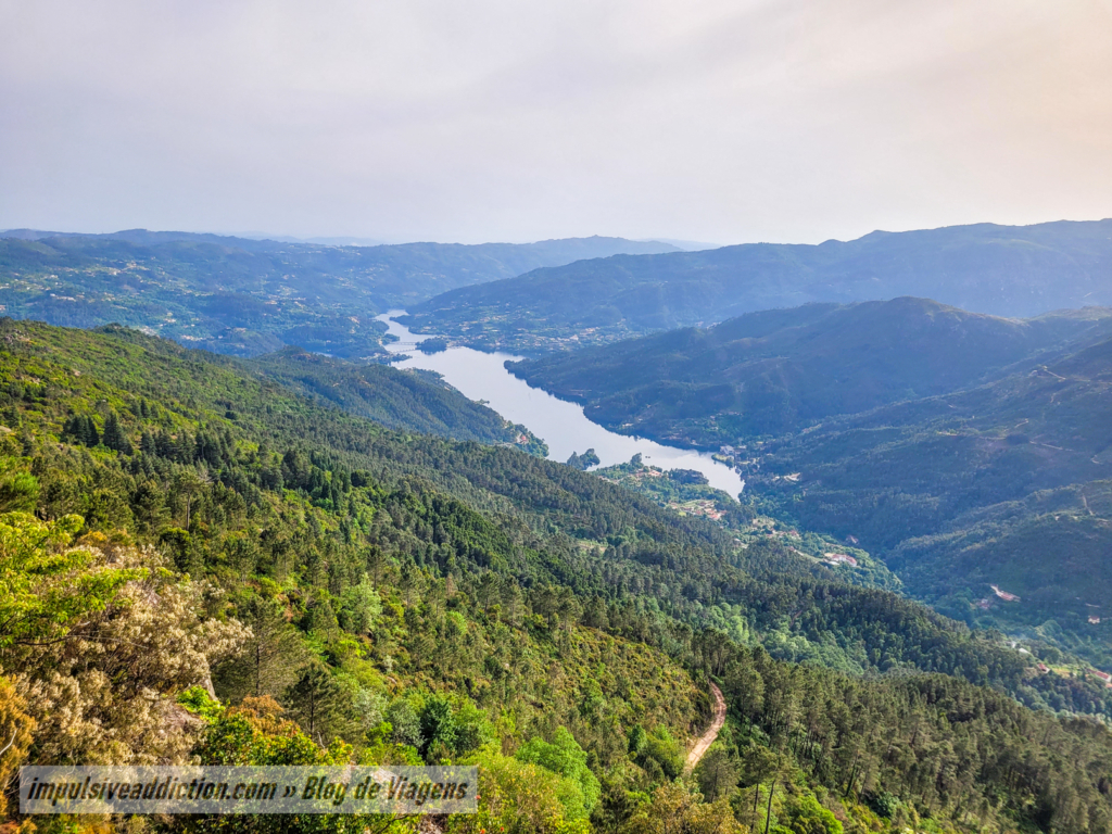 Miradouro da Pedra Bela para a Albufeira da Caniçada