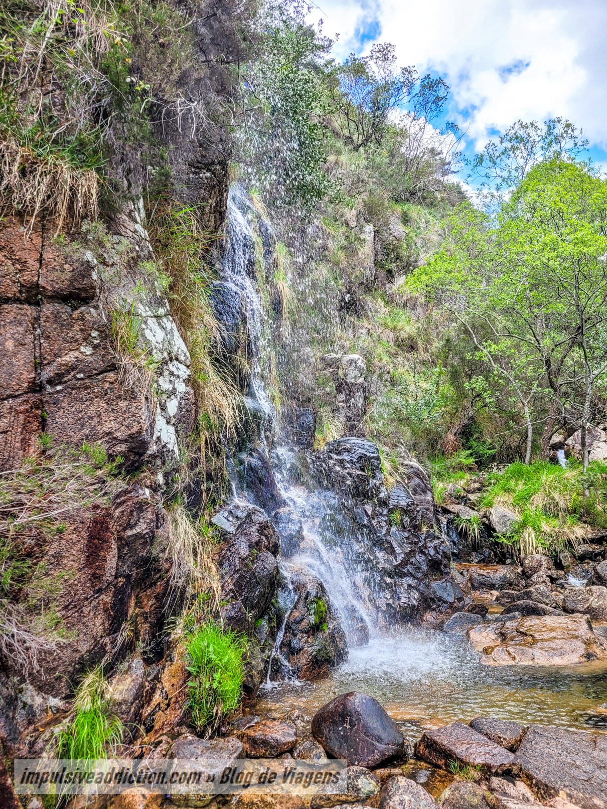 Cascata de Leonte do trilho da Preguiça