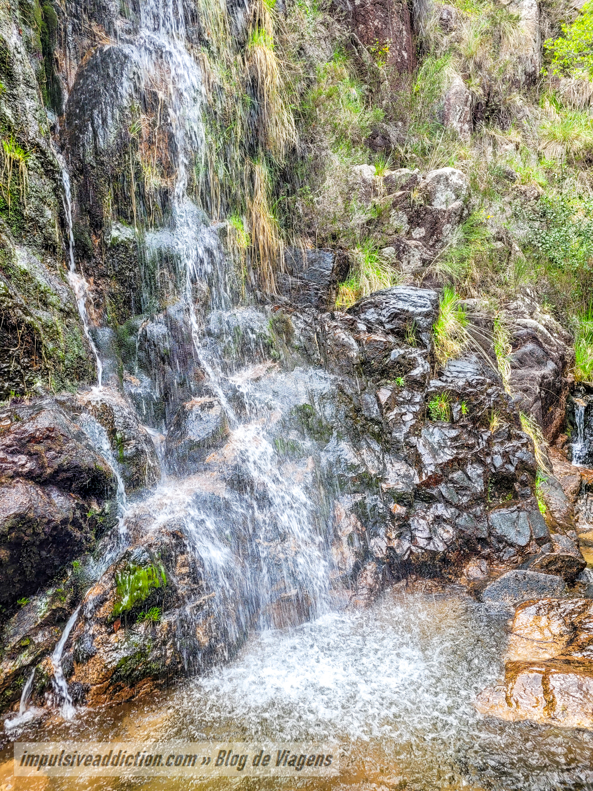Cascata de Leonte do trilho da Preguiça