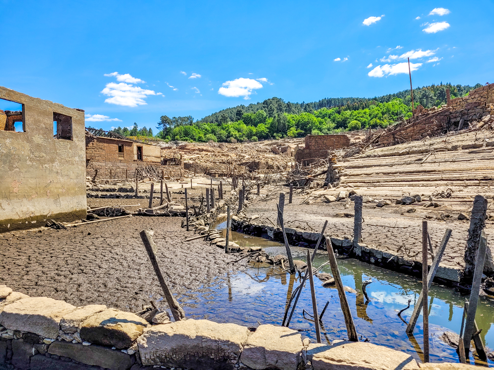 Ruínas da aldeia de Aceredo no rio Lima