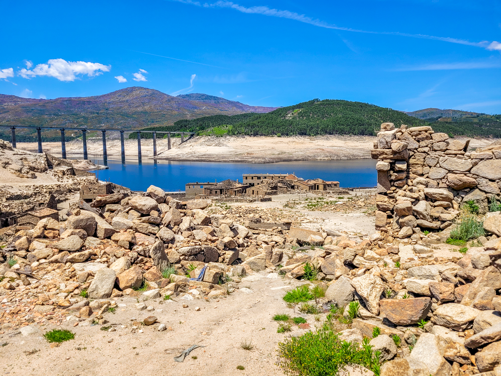 Ruínas da aldeia de Aceredo no rio Lima