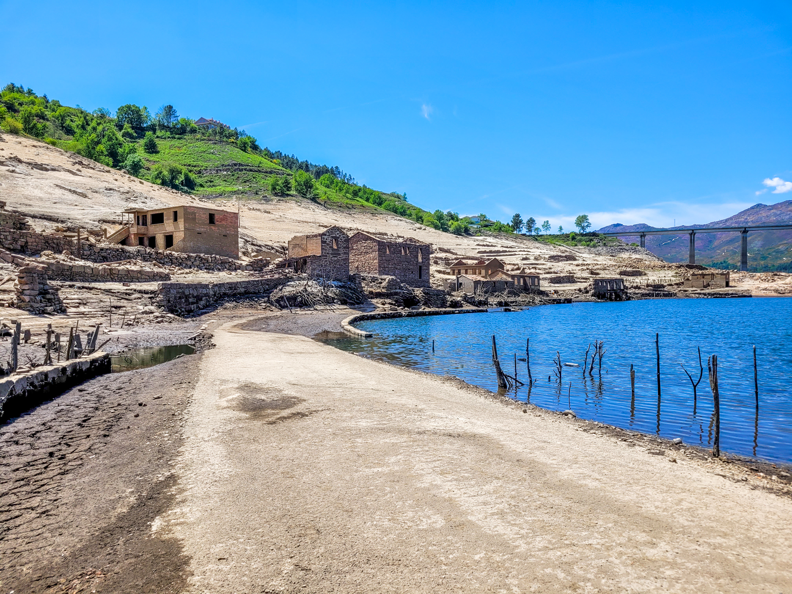 Ruínas da aldeia de Aceredo no rio Lima