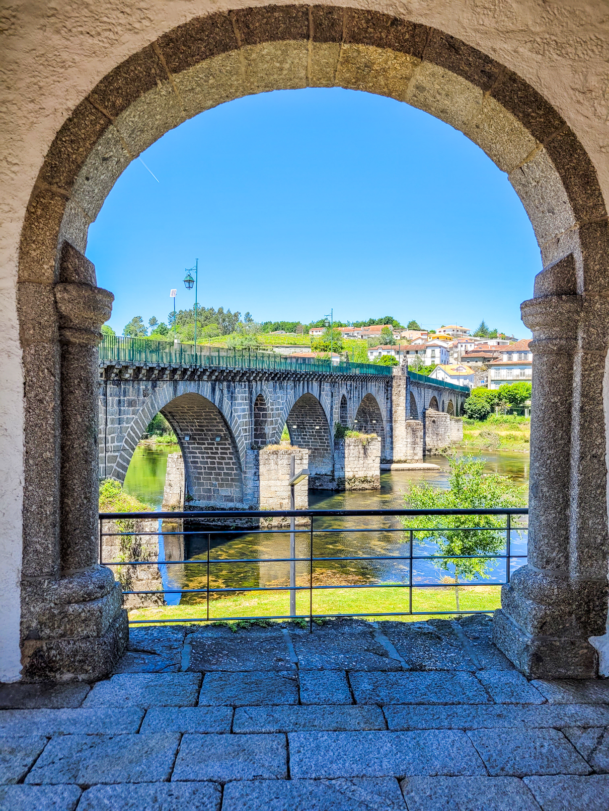 Vista para a Ponte Medieval de Ponte da Barca