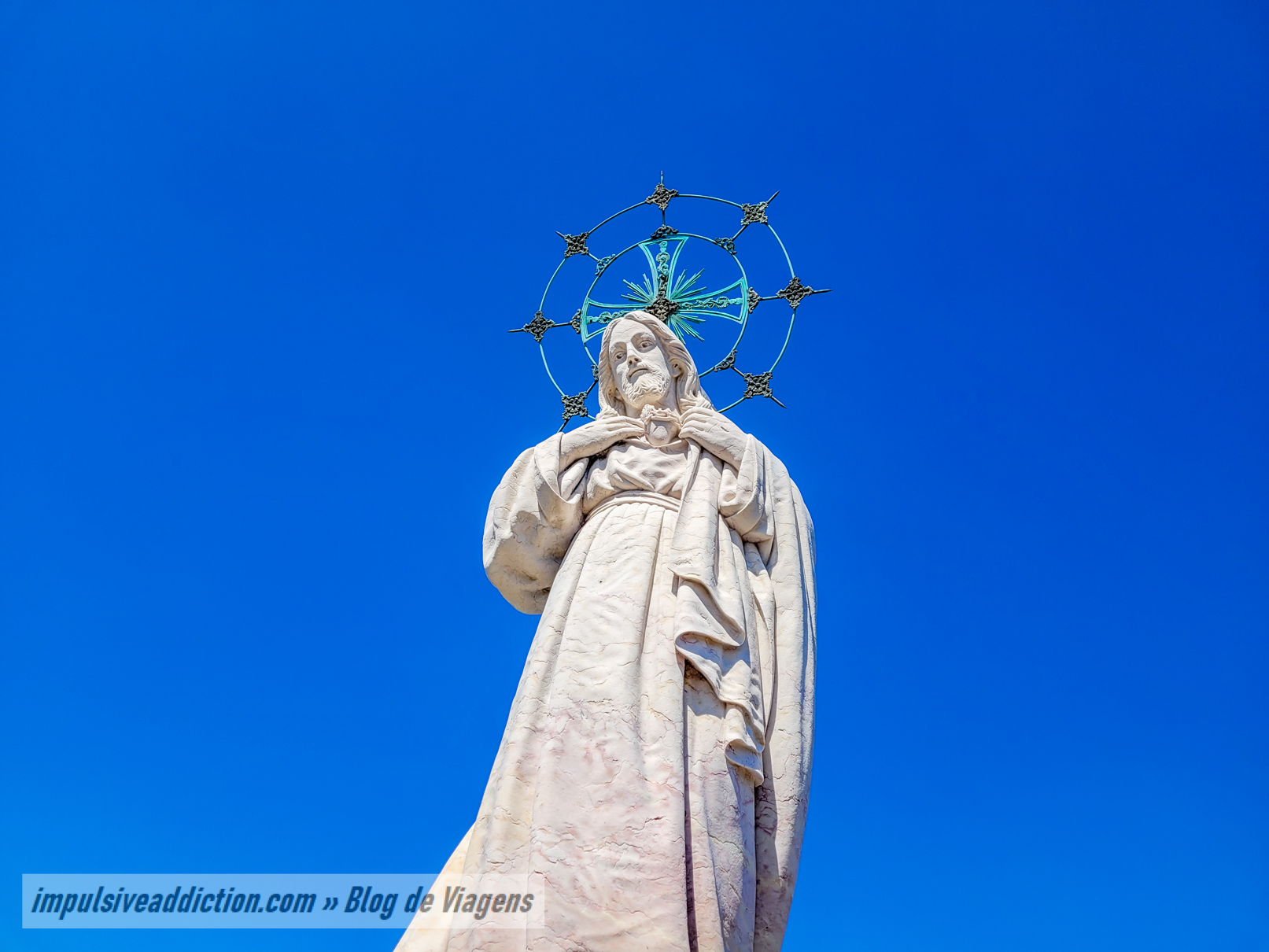 Estátua do Sagrado Coração de Jesus no topo do monumento