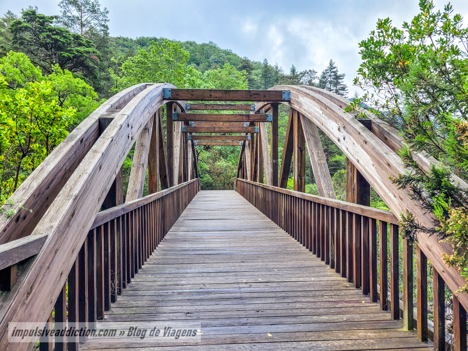 Ponte de São Miguel ao visitar a Mata de Albergaria