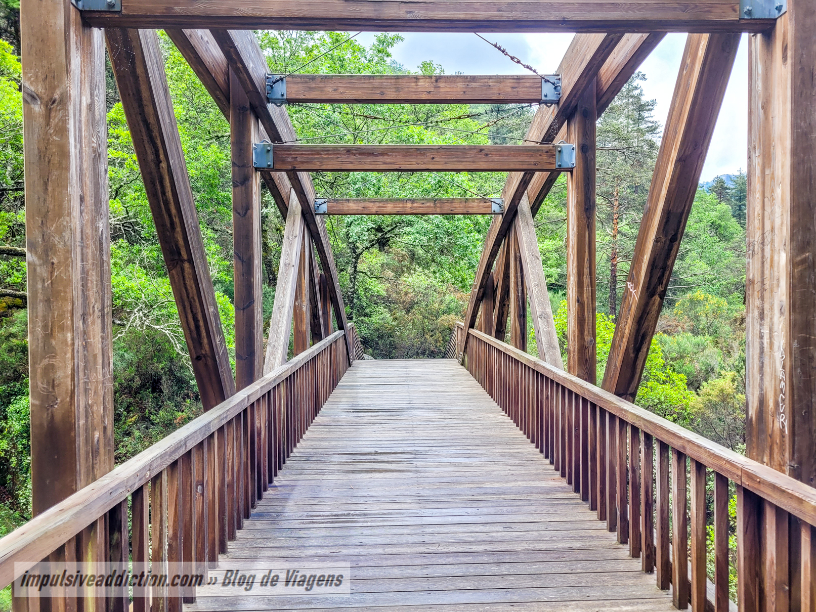 Ponte de São Miguel ao visitar a Mata de Albergaria