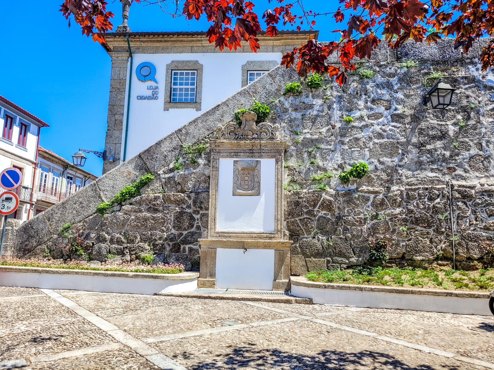 Fonte brasonada perto do acesso à Igreja Matriz