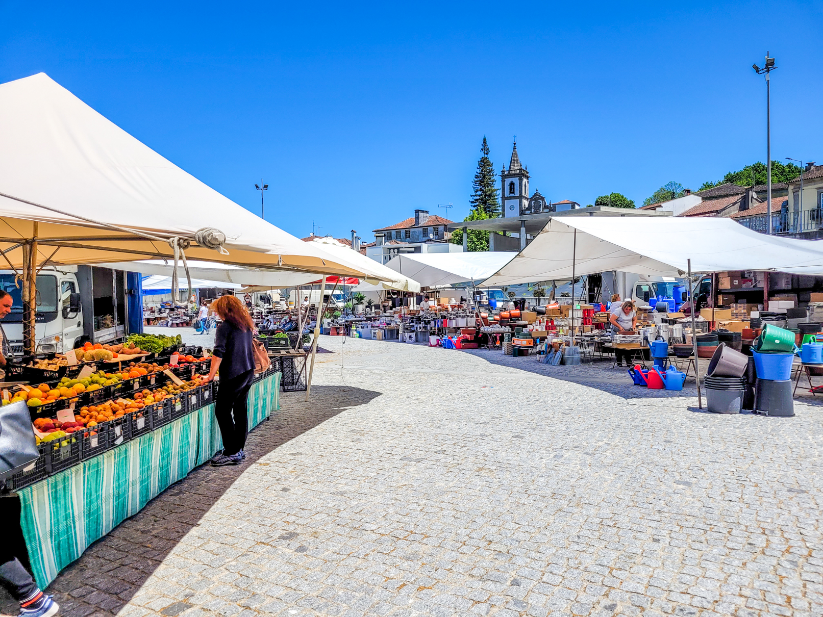Dia de mercado na Praça Terras de Nóbrega