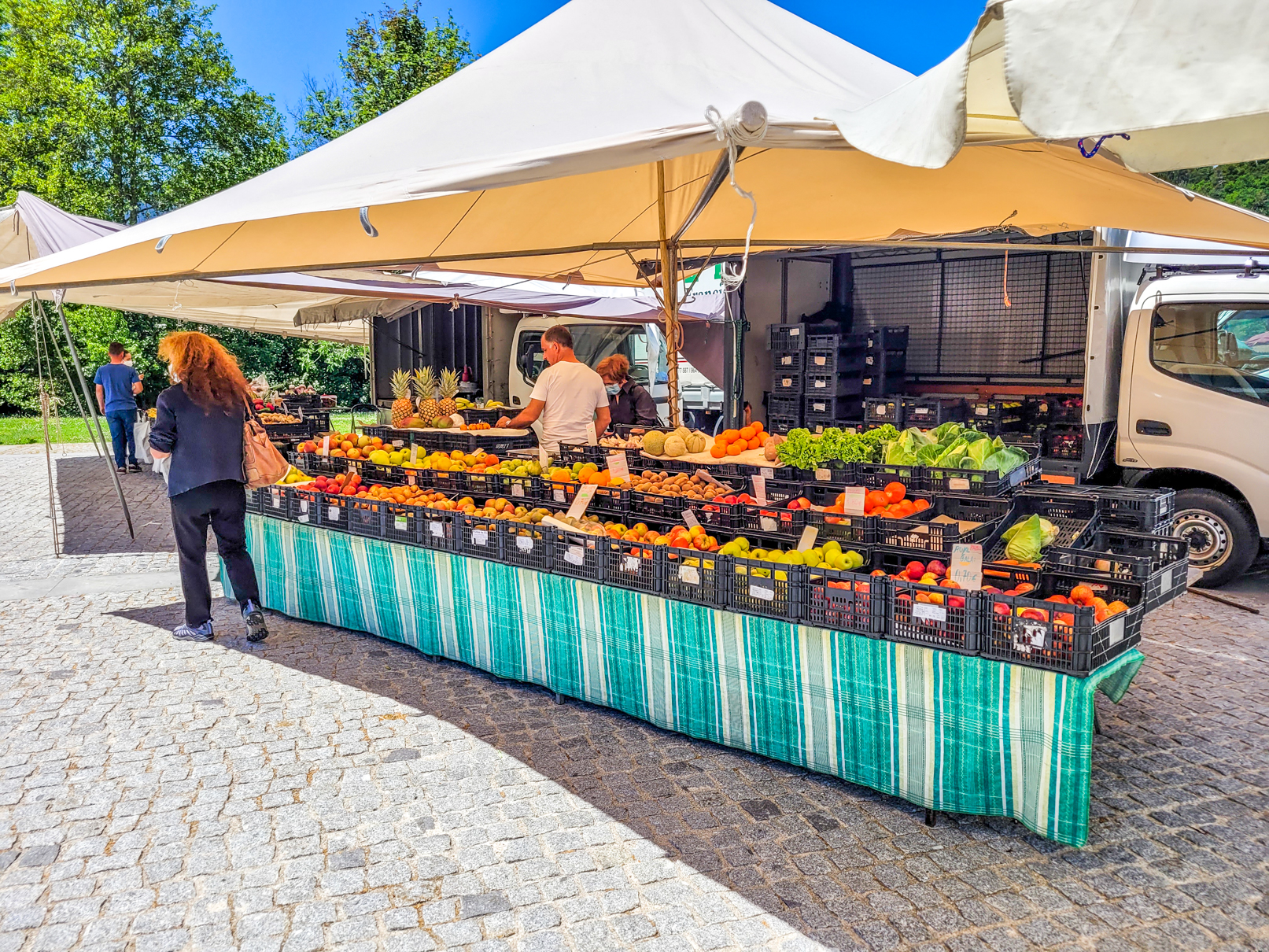 Dia de mercado na Praça Terras de Nóbrega